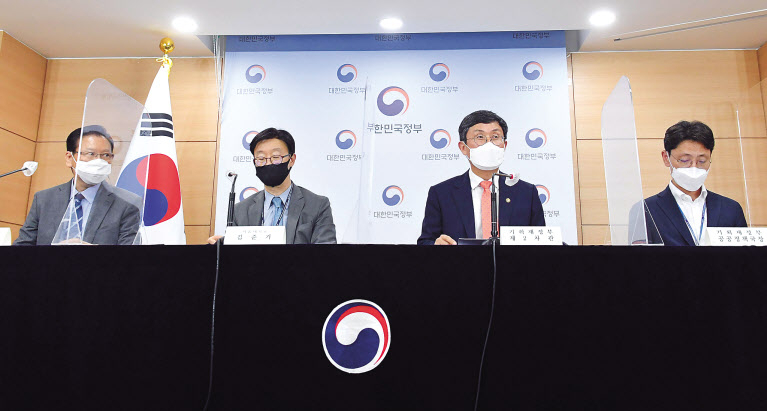 안도걸 기획재정부 2차관이 지난달 31일 공공기관 경영평가제도 개편 방안을 발표하고 있다. 안 차관은 이 자리에서 “평가지표를 국민체감형·기관맞춤형으로 전면 개편해 나가겠다”며 “윤리·안전·재무 성과 등국민들의 관심과 기대가 큰 국민 체감형 성과지표에 대한 평가를 강화하겠다”고 강조했다. [기획재정부 제공]