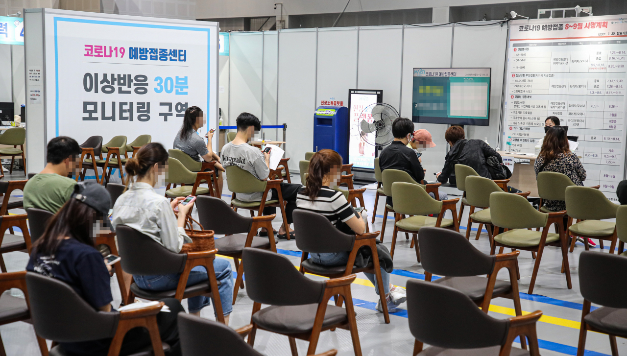 교육·보육종사자 51만6000명에 대한 화이자 백신 2차 접종이 시작된 1일 오전 서울 마포구 마포구민체육센터에 마련된 코로나19 예방접종센터에서 화이자 백신 접종을 마친 시민들이 이상반응 관찰구역에서 대기하고 있다. 이날 0시 기준 국내 누적 코로나19 백신 1차 접종자는 2927만9112명으로 전체 인구의 57.0%를 기록했다. [연합]