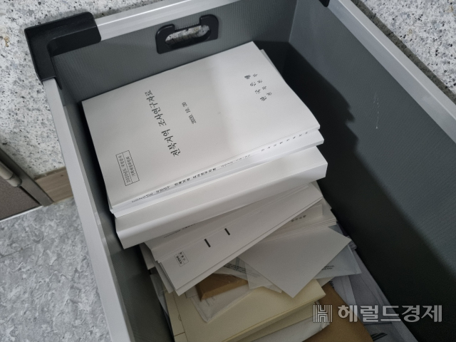 윤희숙 의원실 문 앞에 쌓인 폐지함에 각종 자료가 쌓여 있다. 신혜원 기자