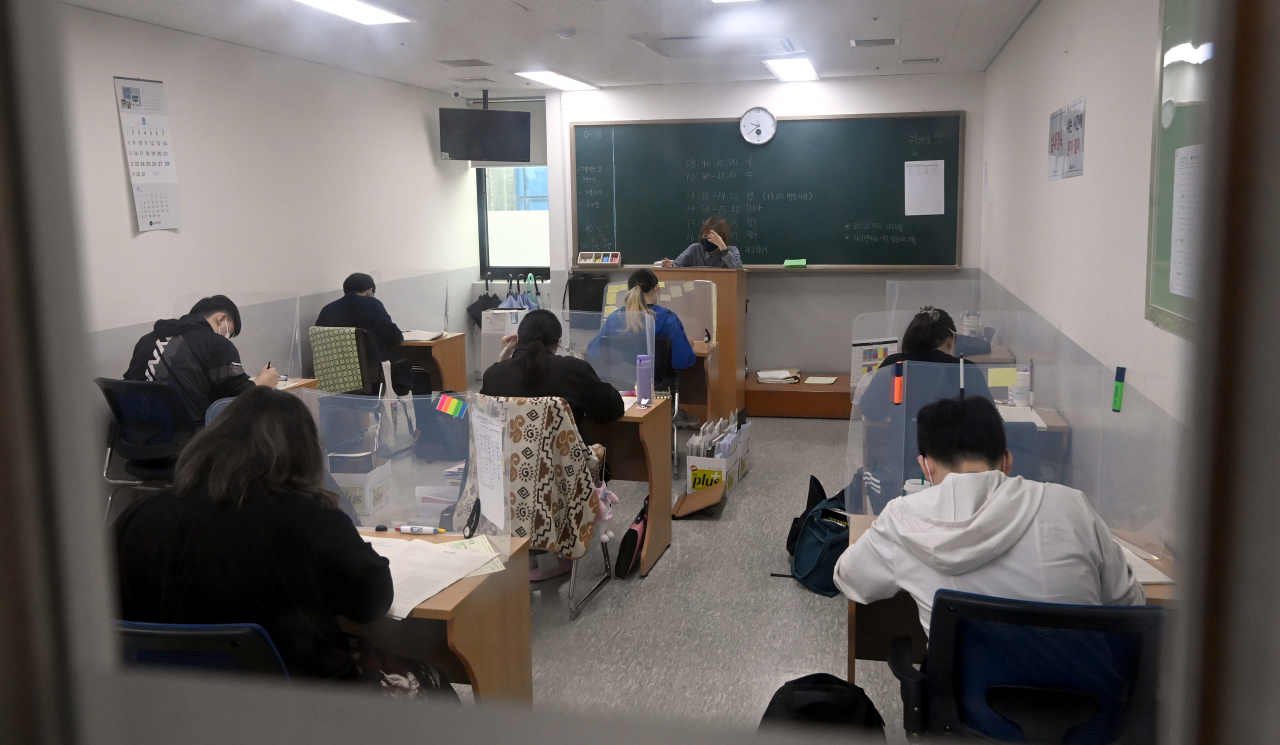 1일 오전 서울 마포구 종로학원 강북본원에서 수험생들이 2022학년도 수능 9월 모의평가를 치르고 있다. 연합뉴스