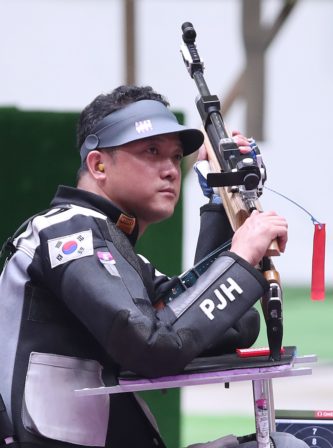 박진호가 1일 일본 사이타마 아사카 사격장에서 열린 2020 도쿄 패럴림픽 혼성 10ｍ 공기소총 복사(SH1) 결선도중 마음을 가라앉히고 있다. 연합뉴스