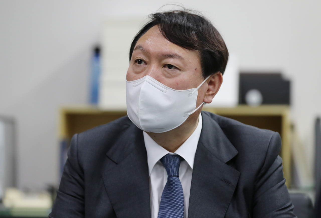 국민의힘 대권주자인 윤석열 전 검찰총장이 지난달 31일 충북도청 기자실에서 기자들의 질문에 답하고 있다. [연합]