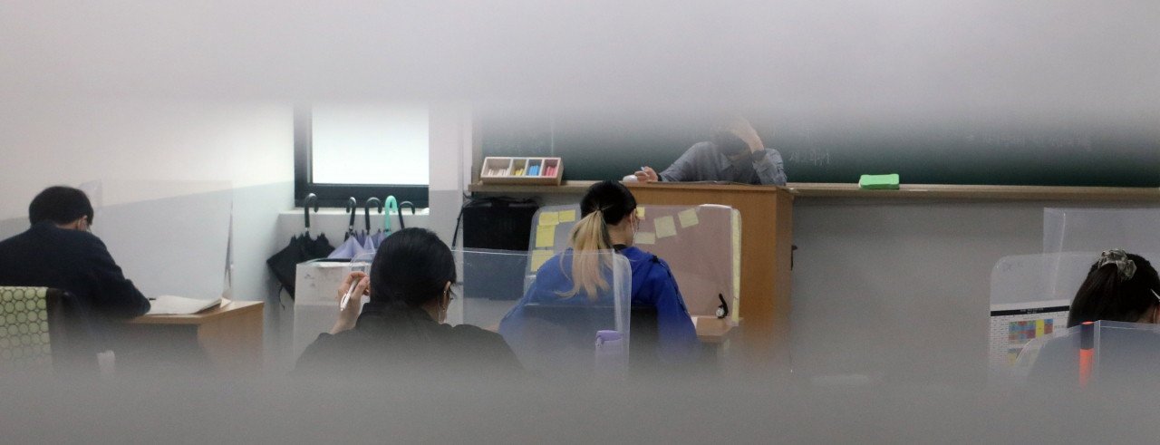 1일 오전 서울 마포구 종로학원 강북본원에서 수험생들이 2022학년도 수능 9월 모의평가를 치르고 있다. [연합]