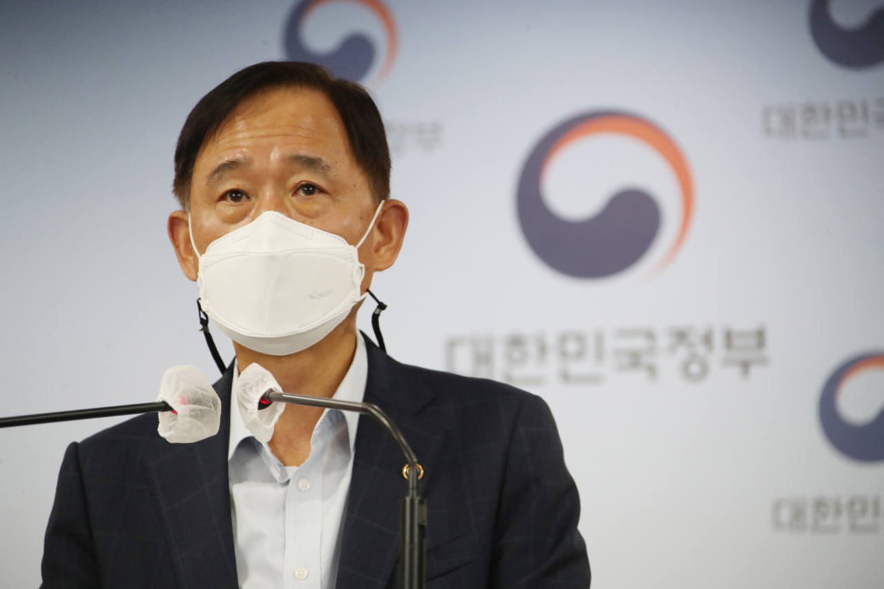 박화진 고용노동부 차관이 1일 정부서울청사 브리핑실에서 고용보험위원회에서 의결한 '고용보험기금 재정건전화 방안'을 브리핑하고 있다. [연합]