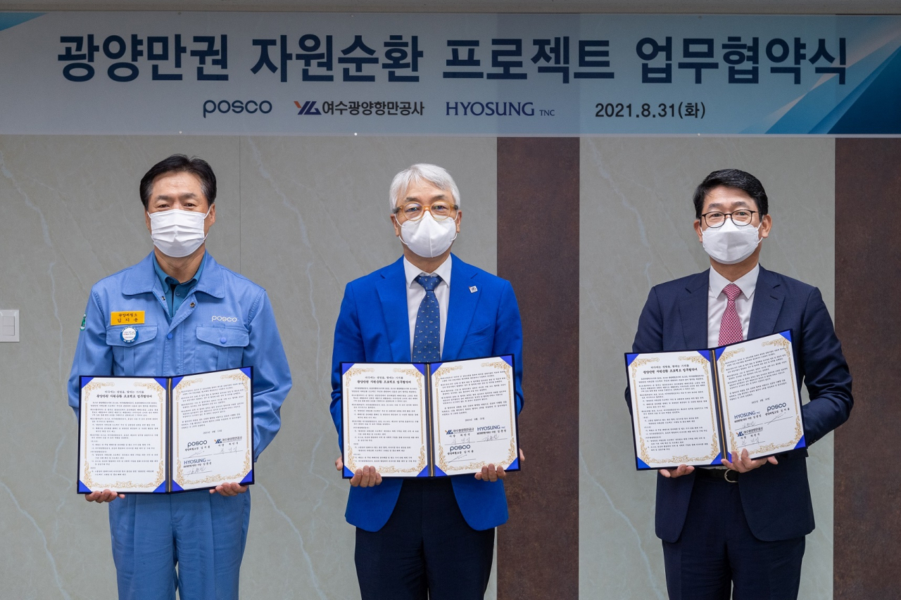 효성티앤씨가 포스코,여수광양항만공사와 함께 '광양만권 자원순환 프로젝트 업무협약'을 체결했다. 왼쪽부터 김지용 광양제철소 소장, 차민식 여수광양항만공사 사장, 김문선 효성티앤씨 나이론폴리에스터 원사 PU사장. [포스코 제공]