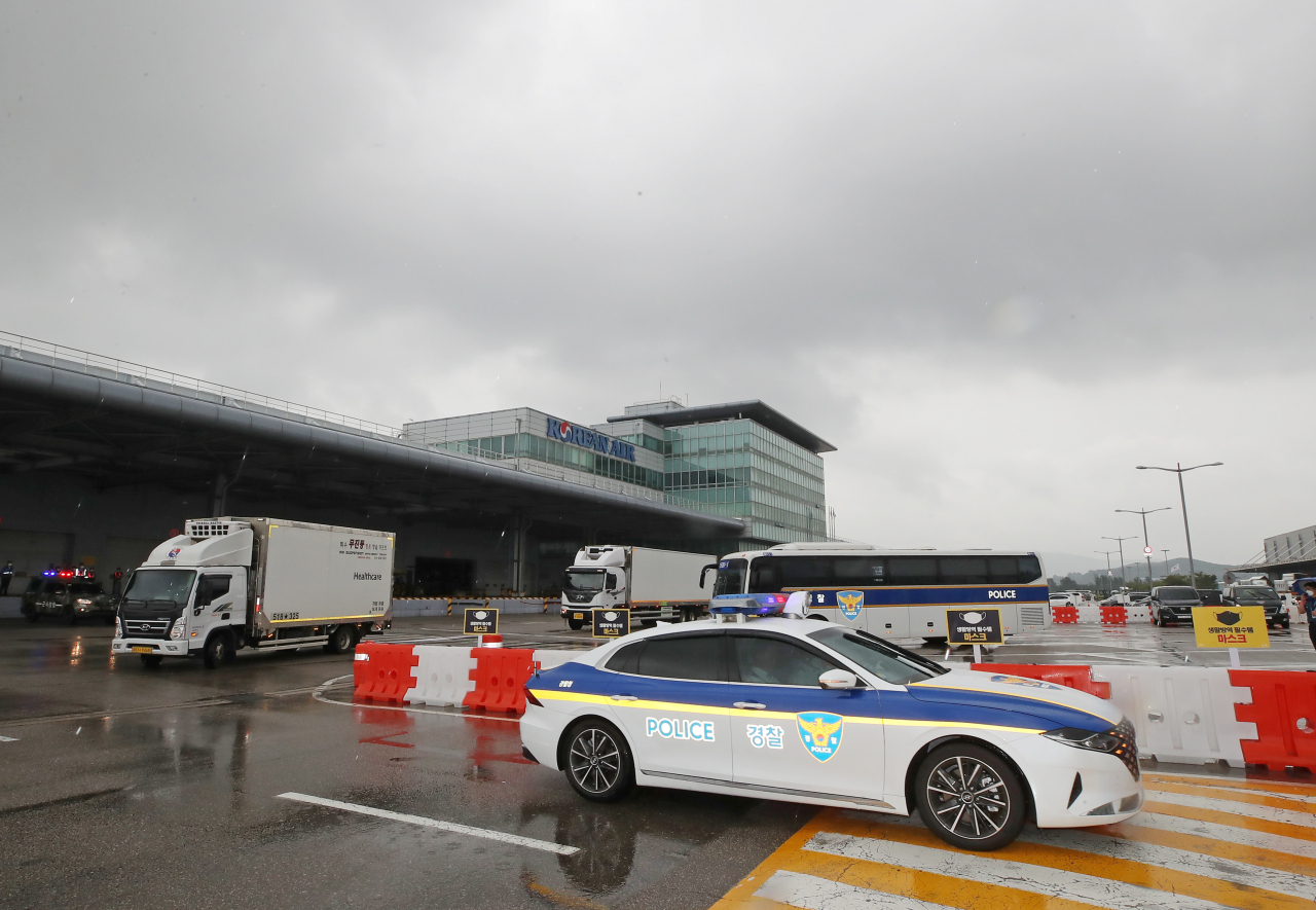 그동안 공급 차질을 빚었던 미국 모더나사의 코로나19 백신이 인천공항에 도착한 지난달 23일 오후 백신 수송행렬이 인천국제공항 화물터미널을 빠져나가고 있다. 이날 들어온 백신은 101만회 분이다. [연합]