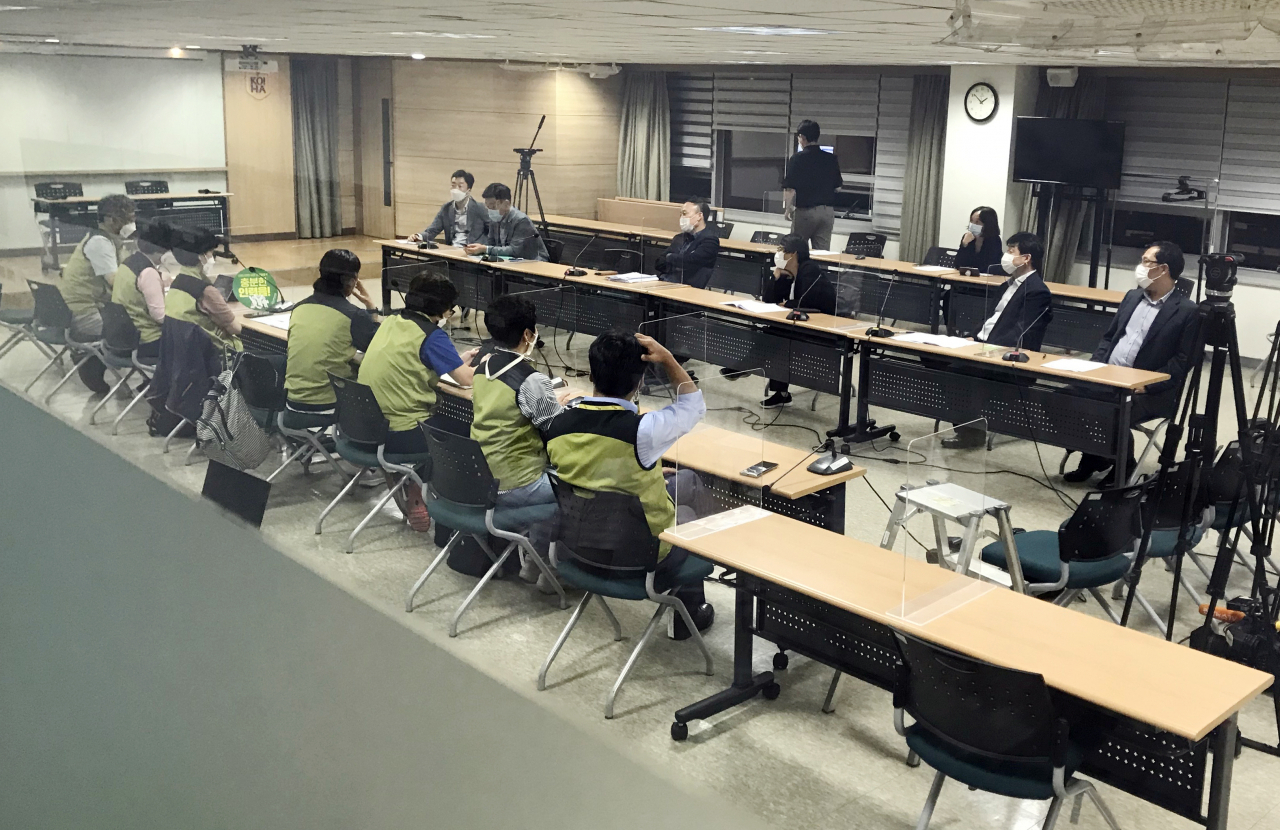 2일 새벽 서울 영등포구 의료기관평가인증원에서 전국보건의료산업노동조합(보건의료노조)과 보건복지부 교섭위원들이 13차 노정실무교섭이 타결된 뒤 마주 앉아 마무리 발언을 이어가고 있다. [연합]