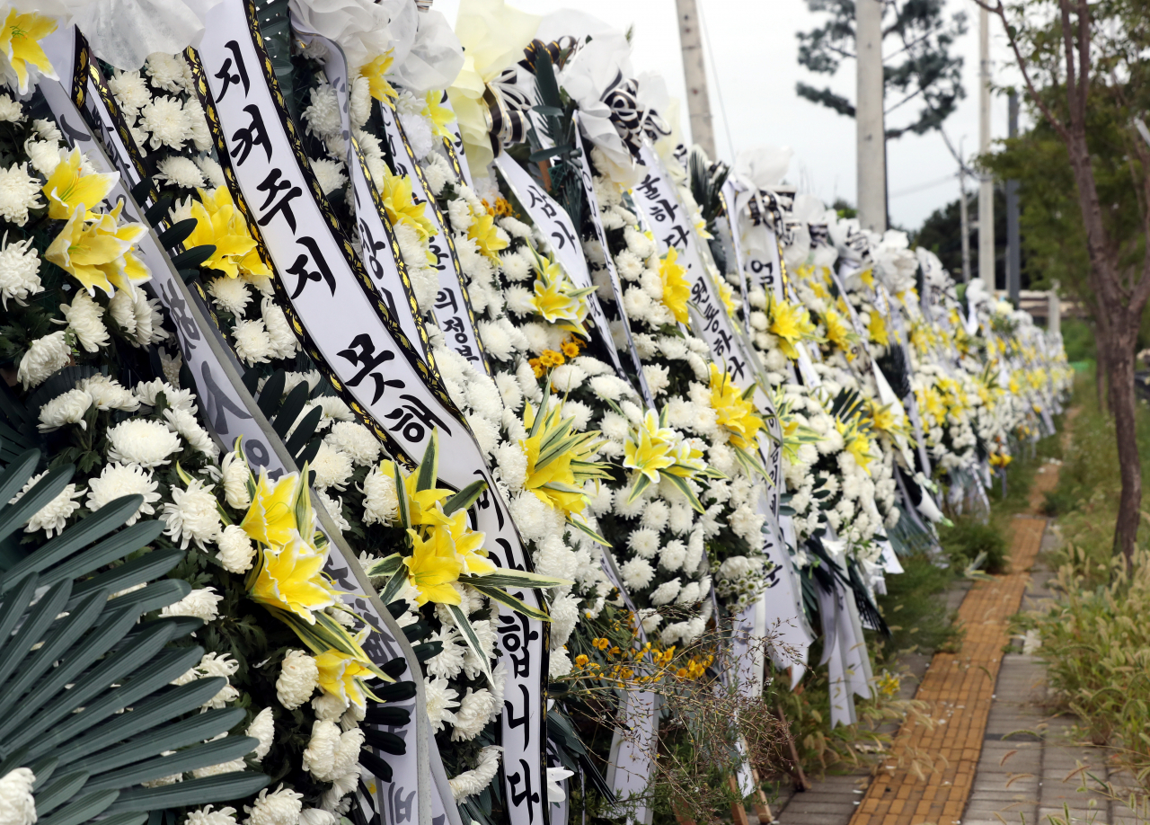 1일 오전 경기 김포 CJ대한통운 김포터미널에 마련된 40대 택배대리점주 A씨의 분향소. 인근 도로변에 전국 택배대리점 점주들이 보낸 근조화환들이 줄지어 놓여 있다. [연합]