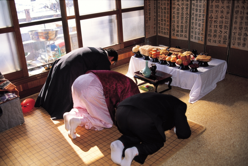 차례 지내는 모습.