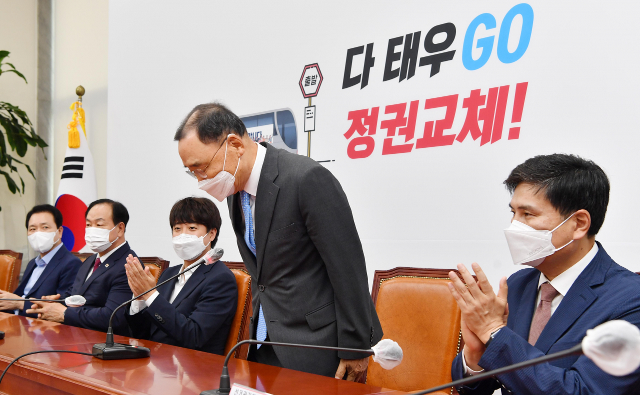 지난달 26일 국회에서 열린 국민의힘 대통령후보자 선거관리위원회 임명장 수여식 및 제1차 회의에서 정홍원 선관위원장(전 국무총리)이 인사하고 있다. [연합]
