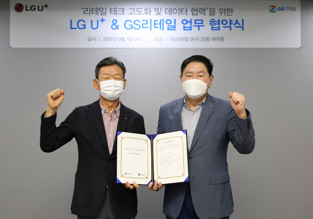 GS리테일은 LG유플러스와 ‘리테일 테크 구축 등을 위한 업무협약’을 체결했다고 2일 밝혔다. 왼쪽부터 황현식 LG유플러스 대표이사, 허연수 GS리테일 대표이사.[GS리테일 제공]
