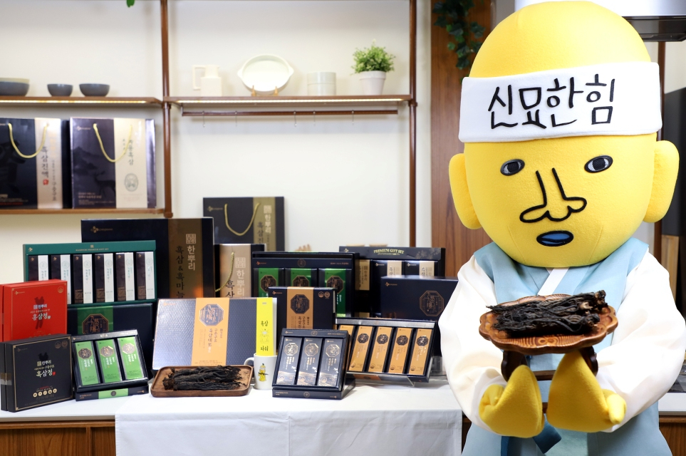 ‘신묘한’과 협업한 CJ제일제당의 '한뿌리 흑삼' 선물세트. [CJ제일제당 제공]