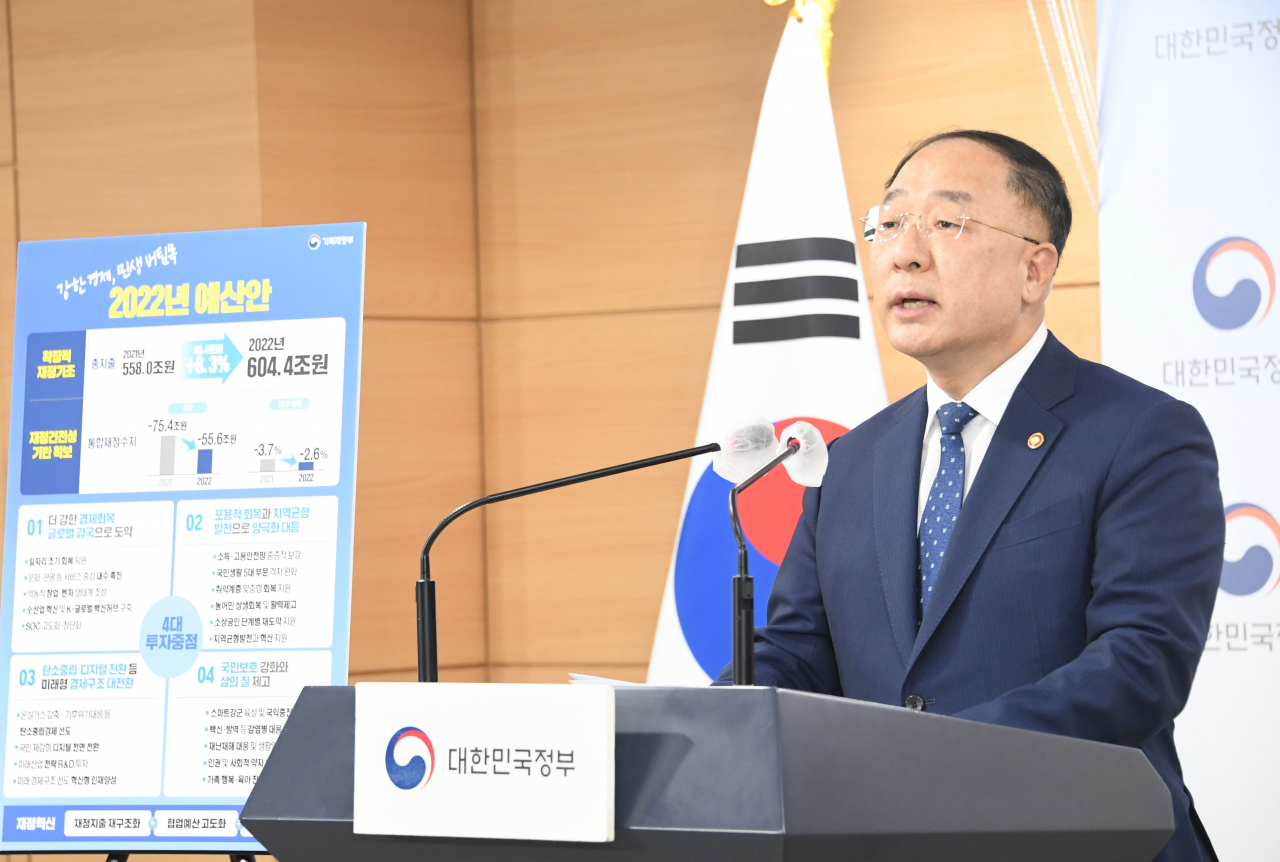 내년에 국민들이 환경·보건·교통 등을 위해 부담해야 할 부담금이 20조원을 넘을 것으로 예상됐다. 사진은 홍남기 부총리 겸 기획재정부 장관이 지난달 31일 서울 광화문 정부서울청사에서 ‘2022년 예산안 및 2021~2025년 국가재정운용계획’ 관련 브리핑에서 모두발언을 하는 모습. [기획재정부 제공]