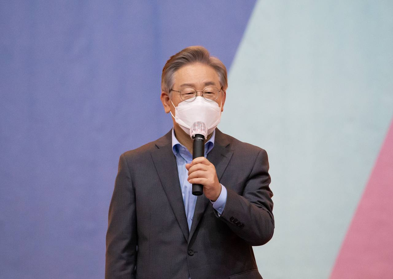 더불어민주당 대권주자인 이재명 경기지사가 29일 충북 청주시 오창 호수도서관에서 열린 '이재명과 청년정책 티키타카'에서 인사말하고 있다. 연합뉴스