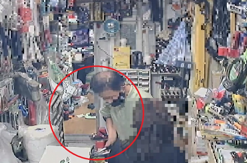 지난 26일 오후 3시57분께 서울 송파구의 한 철물점에서 강씨가 절단기가 작동되는지 확인하는 모습. 김희량 기자