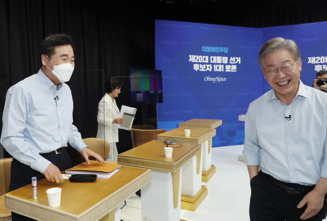 이낙연, 이재명 더불어민주당 대선 경선후보가 지난 1일 서울 금천구 가산디지털단지 내 스튜디오에서 열린 오마이뉴스 주관 6차 토론회가 끝난 뒤 인사하고 있다. [연합]