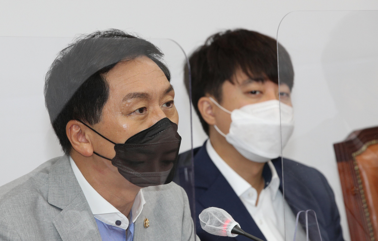 김기현 국민의힘 원내대표가 2일 서울 여의도 국회에서 열린 최고위원회의에서 발언하고 있다. 오른쪽은 이준석 대표. [연합]