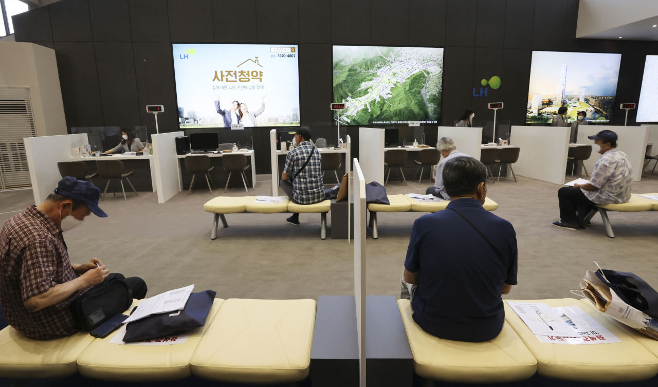 서울 송파구 장지동 신규택지 지구인 성남 복정1지구 사전청약 접수처에서 시민들이 접수 대기를 하고 있다. [연합]