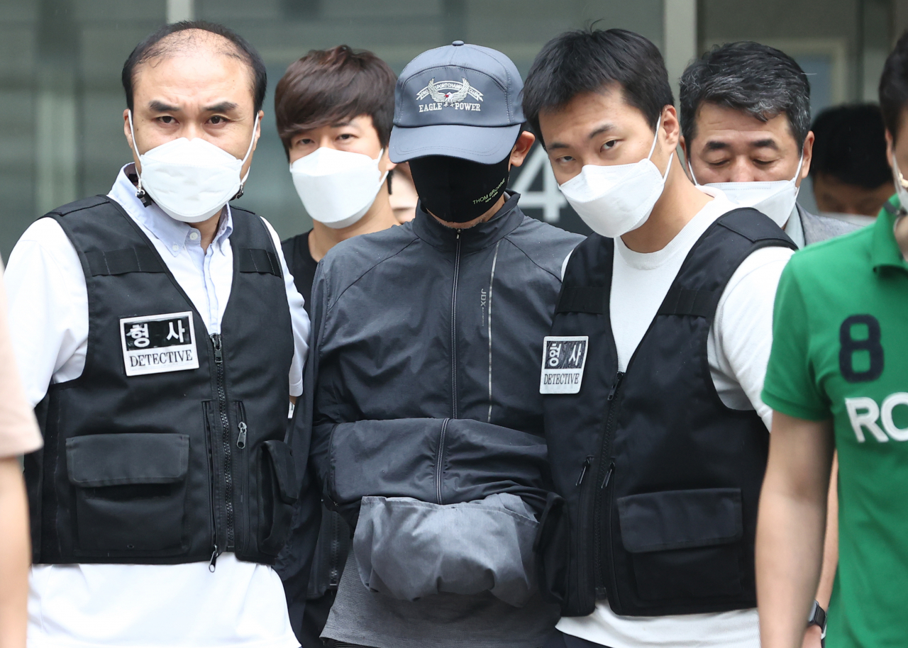 위치추적 전자장치(전자발찌) 훼손 전후로 여성 2명을 잇달아 살해한 혐의를 받는 강모 씨가 지난달 31일 서울동부지법에서 열린 영장실질심사를 마치고 법정을 나서고 있다. [연합]