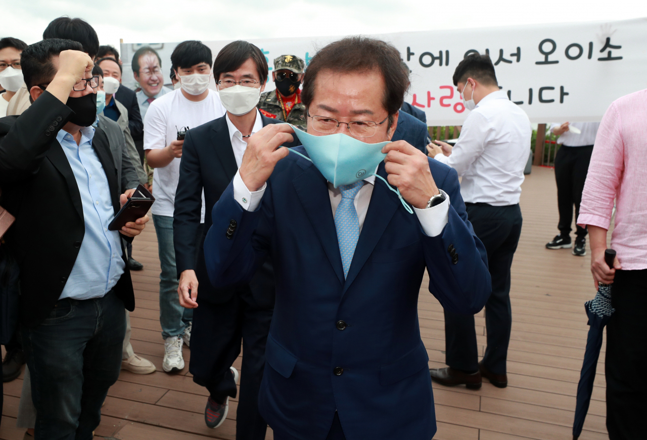 국민의힘 대선 주자인 홍준표 의원이 1일 오전 부산 강서구 가덕도 신공항 예정 부지를 찾고 있다. [연합]