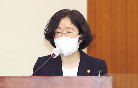 지난달 30일 서울 여의도 국회에서 열린 정무위원회 전체회의에서 인사말하고 있는 조 위원장. [연합]