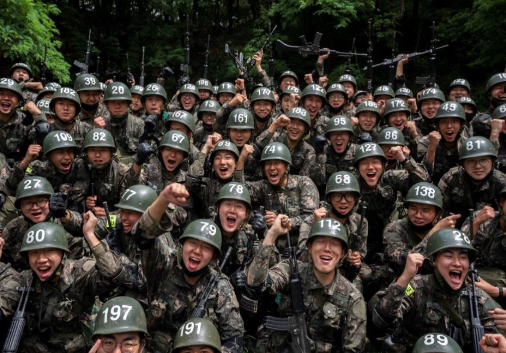 국방부는 2일 오는 2026년 병장 봉급을 99만1800원으로 올리고, 2024년 하루 장병 기본급식비를 1만5000원으로 인상하는 등의 ‘2022~2026 국방중기계획’을 발표했다. 육군 신병교육대대 훈련 모습. 자료사진. [육군 홈페이지]
