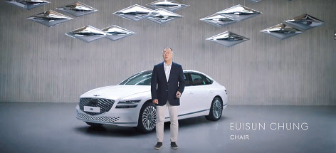 정의선 현대차그룹 회장이 제네시스 전동화 브랜드 비전 발표에 앞서 발언하고 있다. 그는 이날 발표에 대해 “제네시스의 담대한 여정의 시작점이자 지속 가능한 미래를 그리는 자리”라고 말했다. [제네시스 제공]