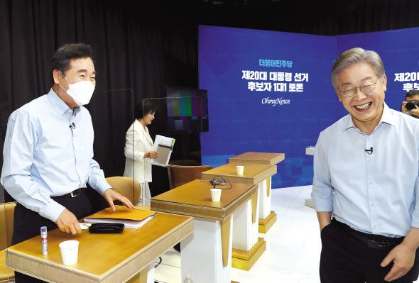 더불어민주당 이낙연, 이재명 대선 경선 후보가 1일 서울 금천구 가산디지털단지 내 스튜디오에서 열린 오마이뉴스 주관 6차 토론회가 끝난 뒤 인사하고 있다. [연합]