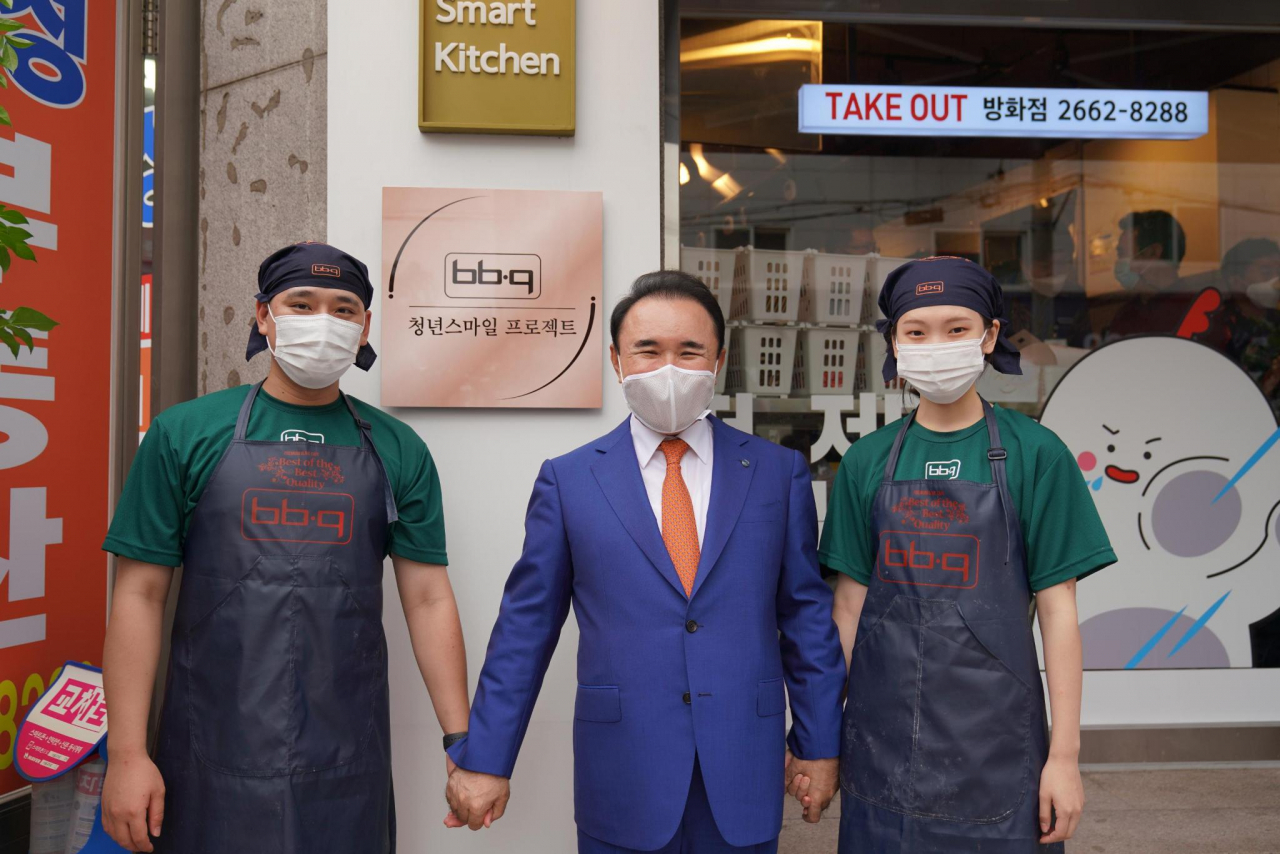 BBQ가 지난 1일 청년 창업을 지원하는 ‘청년 스마일 프로젝트’ 첫 번째 매장을 열었다. [BBQ제공]