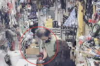 지난 26일 오후 3시57분께 서울 송파구의 한 철물점에서 강씨가 절단기가 작동되는지 확인하는 모습. [독자 제공]