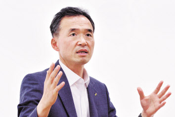 이항진 여주시장이 지난 1일 서울 용산구 헤럴드스퀘어에서 인터뷰를 진행하고 있다. 박현구 기자