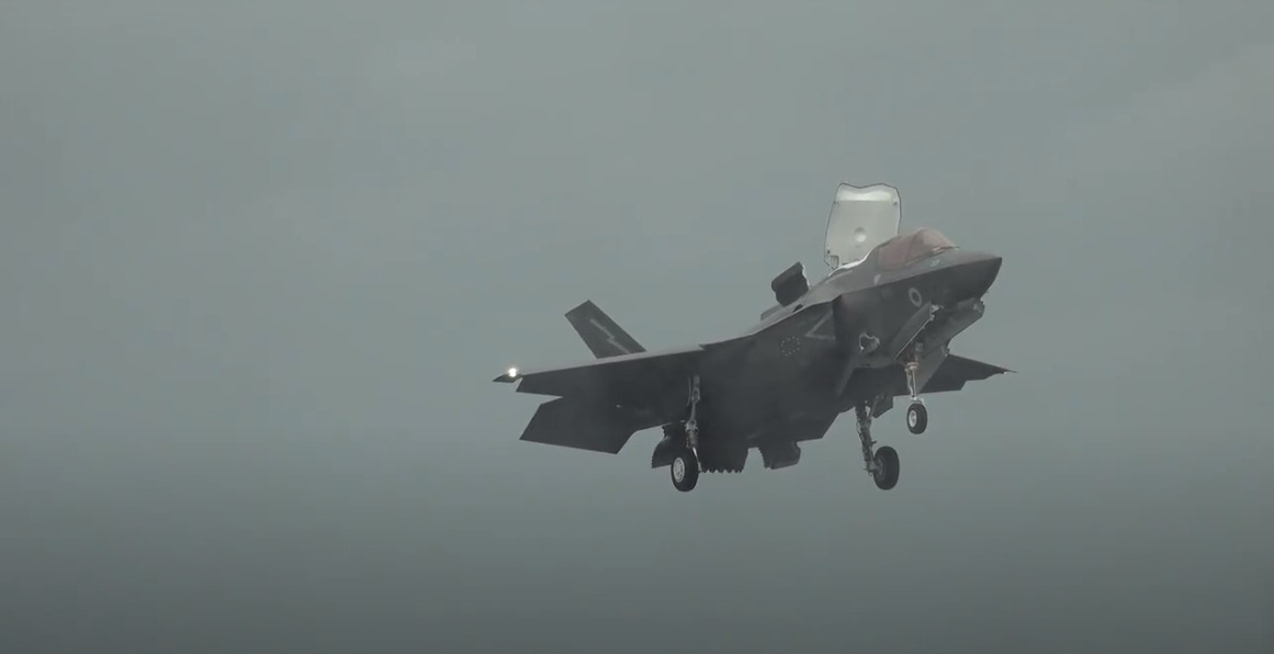 퀸엘리자베스호 함재기 F-35B가 상공에서 훈련을 진행중이다. [영국 대사관 제공]