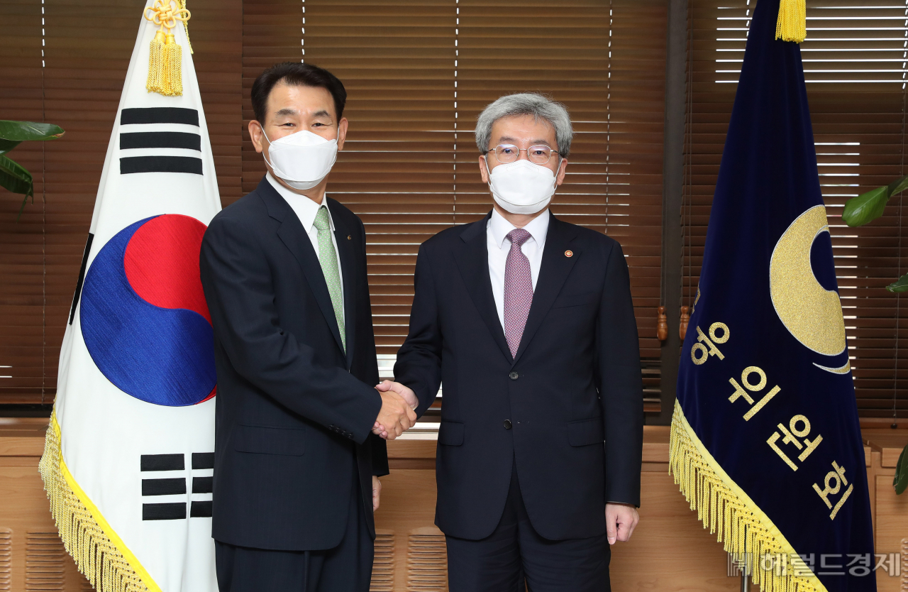고승범 신임 금융위원장이 2일 서울 종로구 정부서울청사에서 정은보 금융감독원장과 면담을 갖고 있다. [금융위 제공]