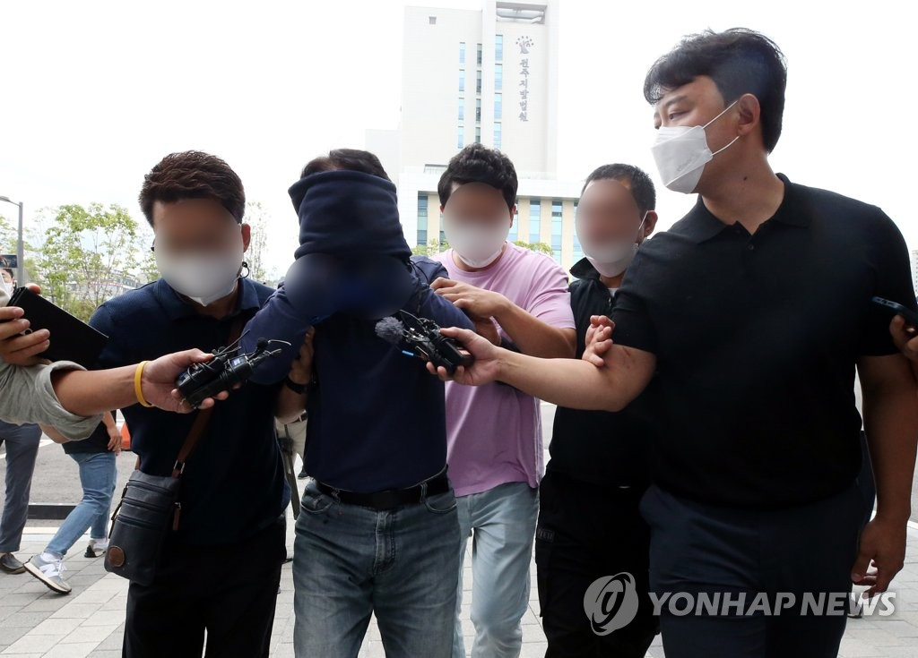 30대 여성 살해.유기한 60대가 전주지검으로 이송되고 있다.[연합사진]
