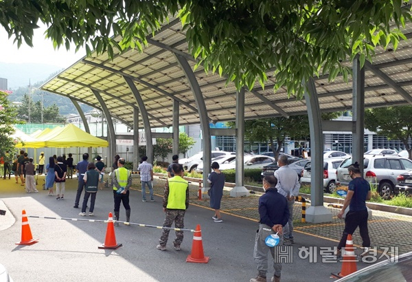 순천시보건소 선별진료소에 코로나19 진단검사를 받기 위해 시민들이 대기하고 있다. /박대성 기자.