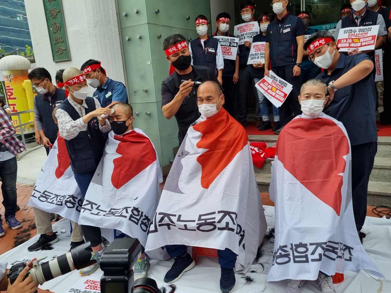 전국민주노동조합총연맹(민주노총) 임원들이 2일 서울 중구 정동 경향신문사 앞에서 양경수 위원장 구속에 항의하며 삭발하고 있다. 김영철 기자