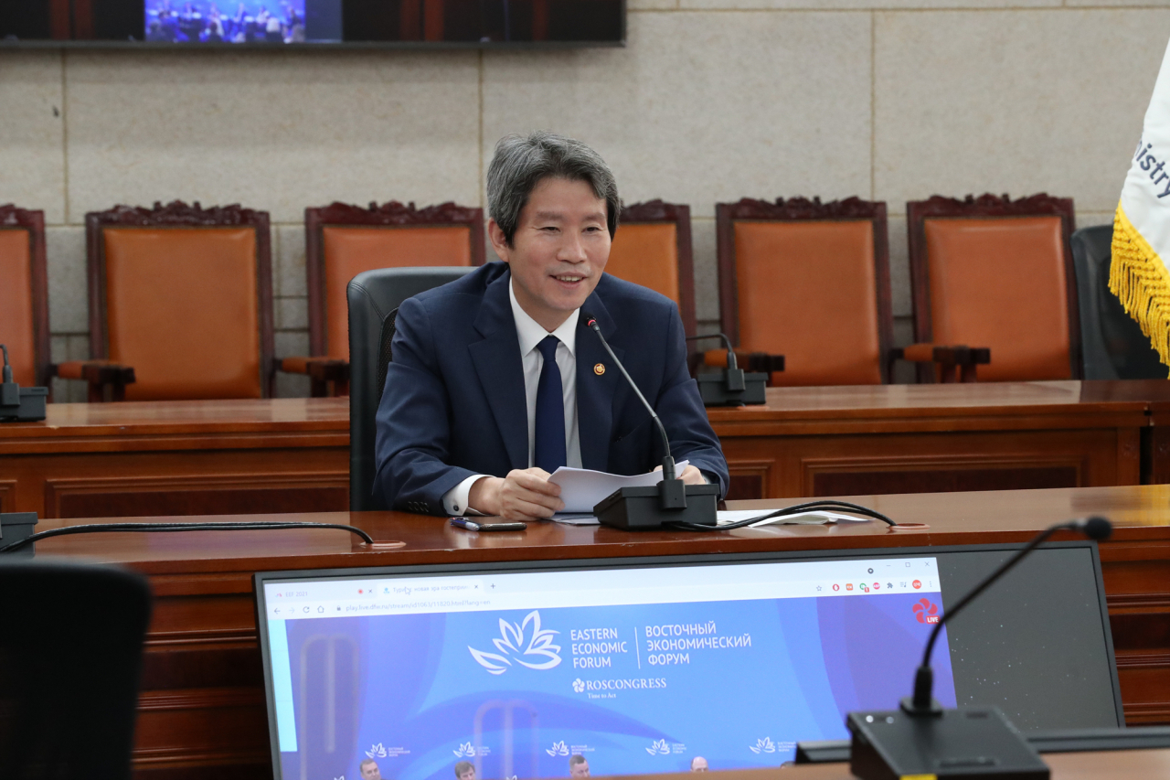 이인영 통일부 장관은 2일 러시아가 주최하는 제6차 동방경제포럼에 특별 발제자로 화상 참가해 한반도 비핵화와 평화 정착 진전이 이뤄질 경우 동해관광특구가 조성되고 남북러 협력이 실질화돼 관광 분야에서 새로운 지평이 열릴 것이라고 밝혔다. [통일부 제공]