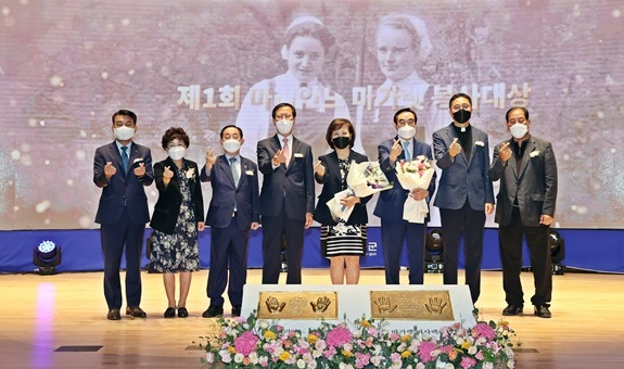 제1회 마리안느·마가렛 봉사대상 시상식이 2일 고흥문화회관에서 열리고 있다.