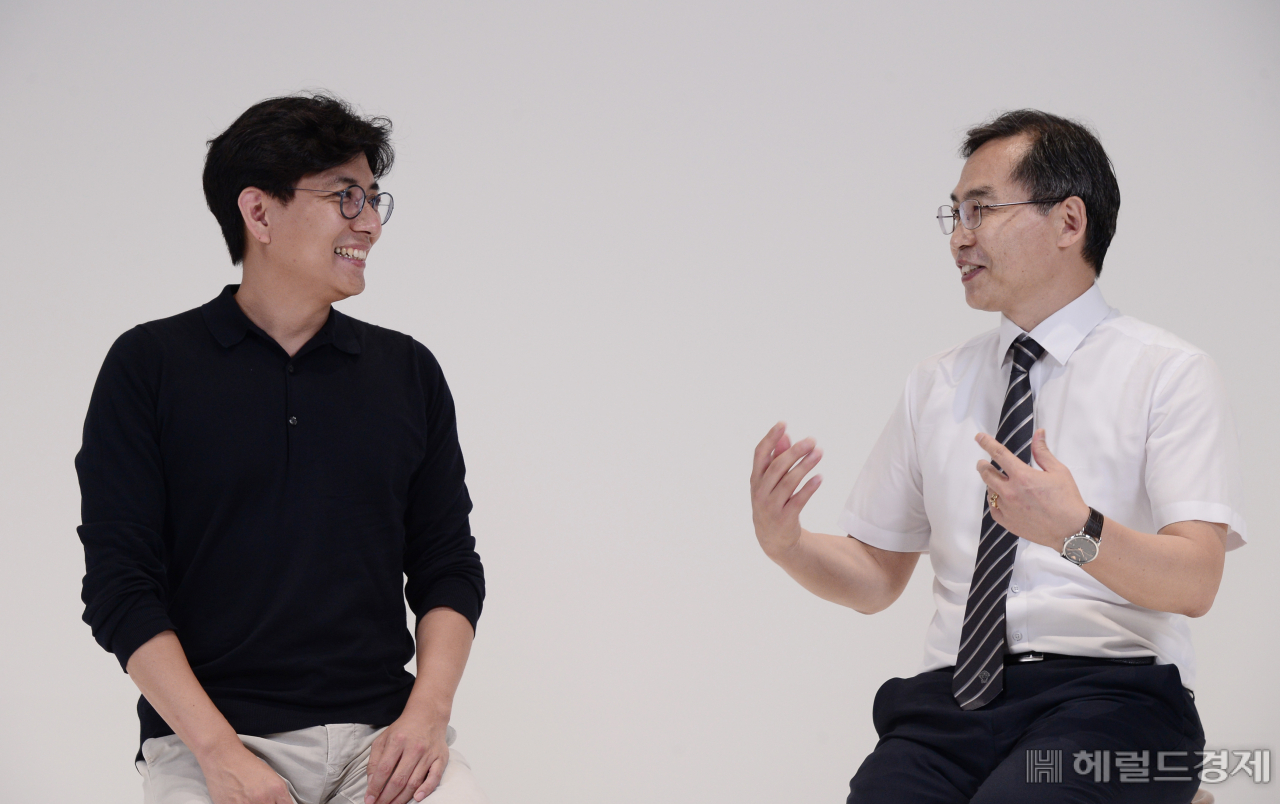 안성우(왼쪽) 직방 대표와 김진유 경기대 도시·교통공학과 교수가 지난달 27일 오전 서울 용산구 헤럴드스퀘어에서 프롭테크산업 발전과 기존 중개업계 공생을 화두로 대담을 나눴다. 박해묵 기자
