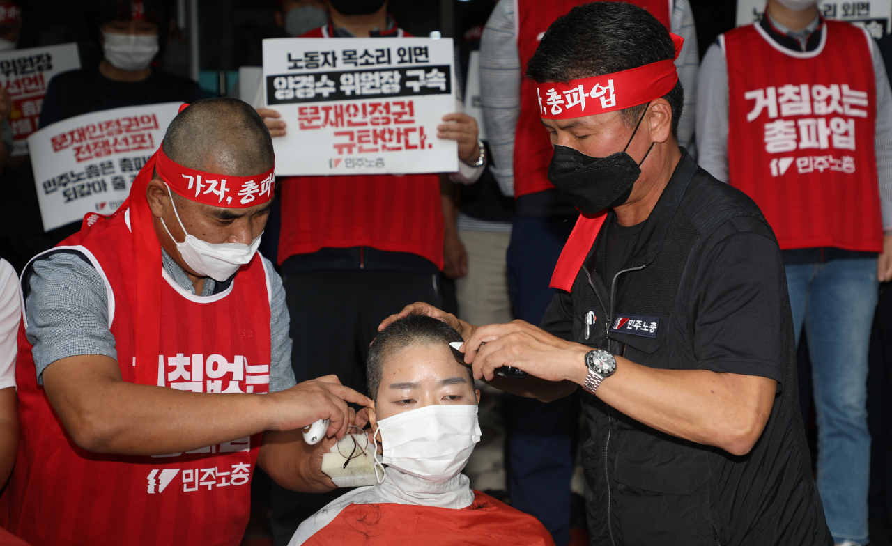 민주노총 지도부가 2일 중구 민주노총 앞에서 양경수 위원장 강제구인에 항의하는 삭발식을 하고 있다. [연합]