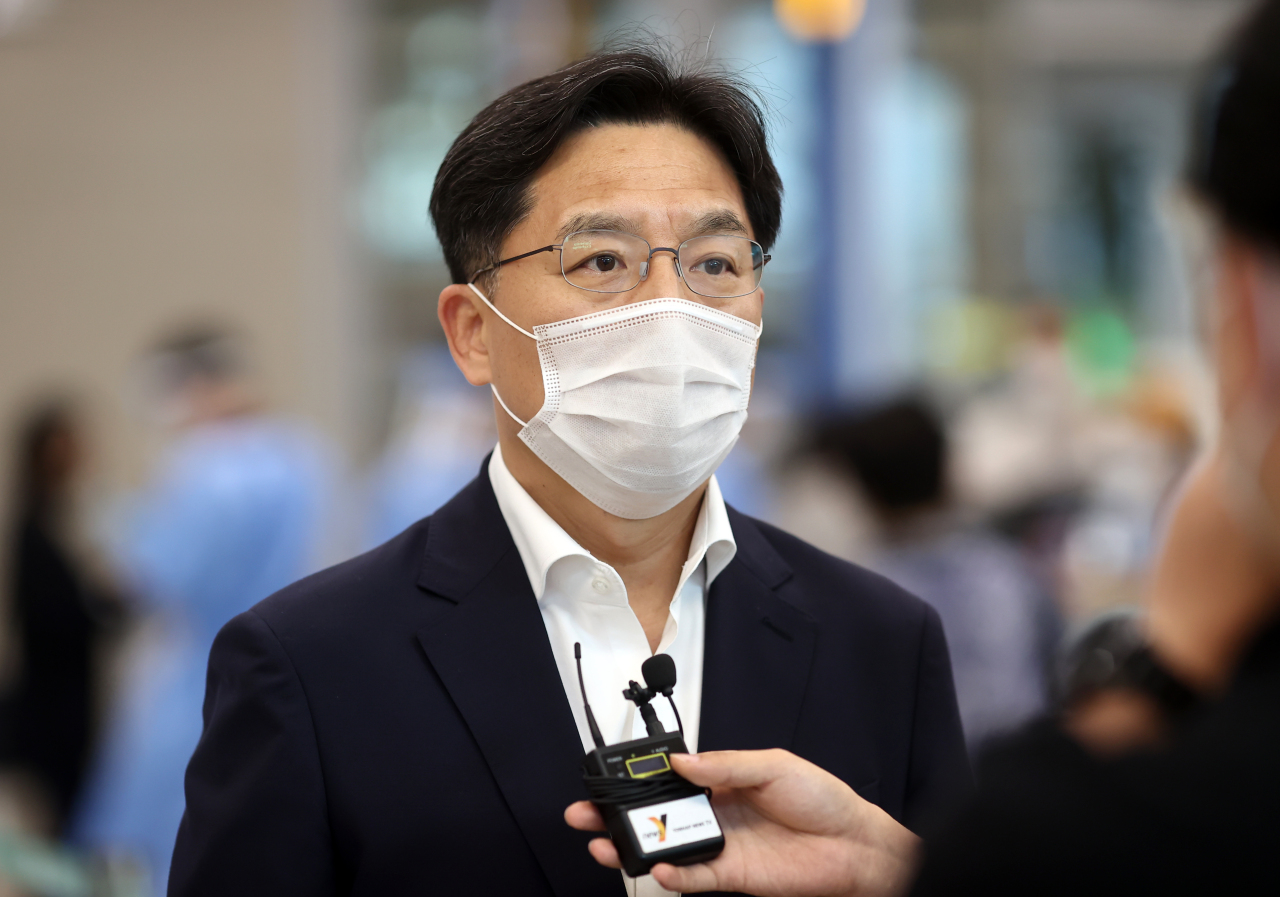 Noh Kyu-duk, special representative for the Korean Peninsula peace and security affairs, answers questions from reporters Thursday at Incheon International Airport. (Yonhap)