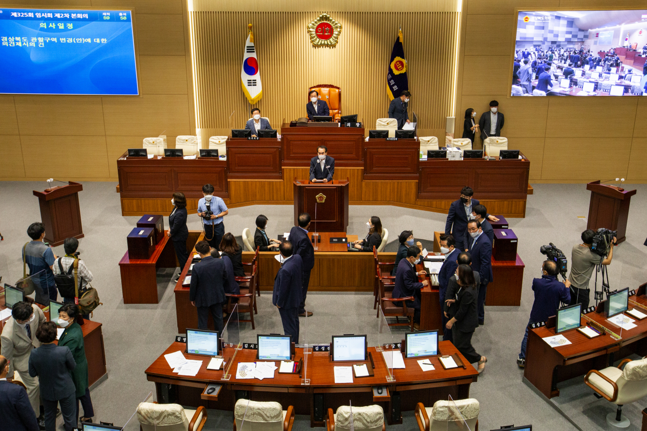 경북도의회가 2일 제325회 임시회 제2차 본회를 열어 ‘군위군 대구편입안’에 대한 찬성과 반대를 묻는 무기명 투표를 진행하고 있다.[경북도의회 제공]