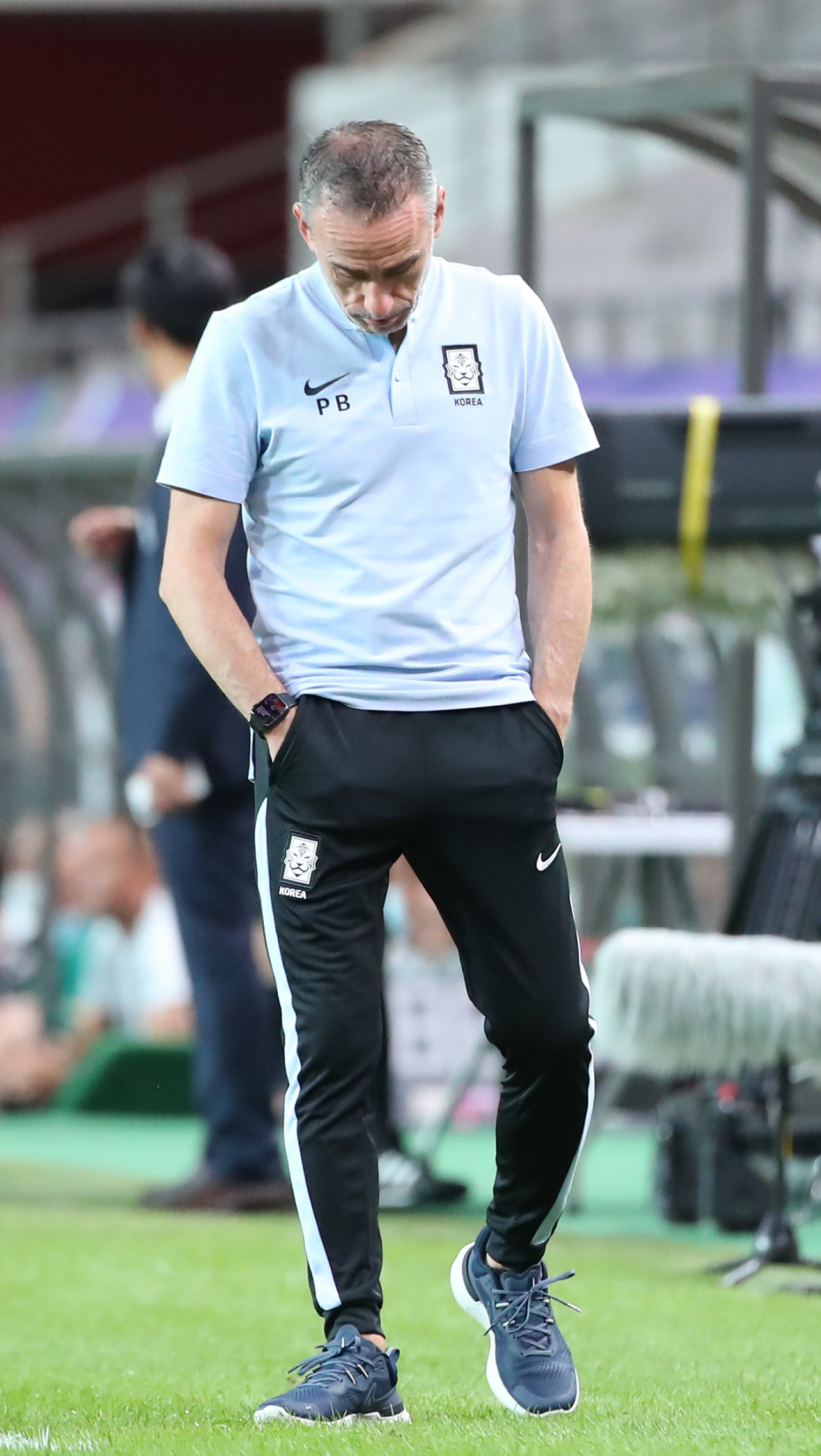 '뭐가 잘못된걸까.' 파울루 벤투 한국대표팀 감독이 이라크전이 안풀리자 고민하고 있다. 연합뉴스