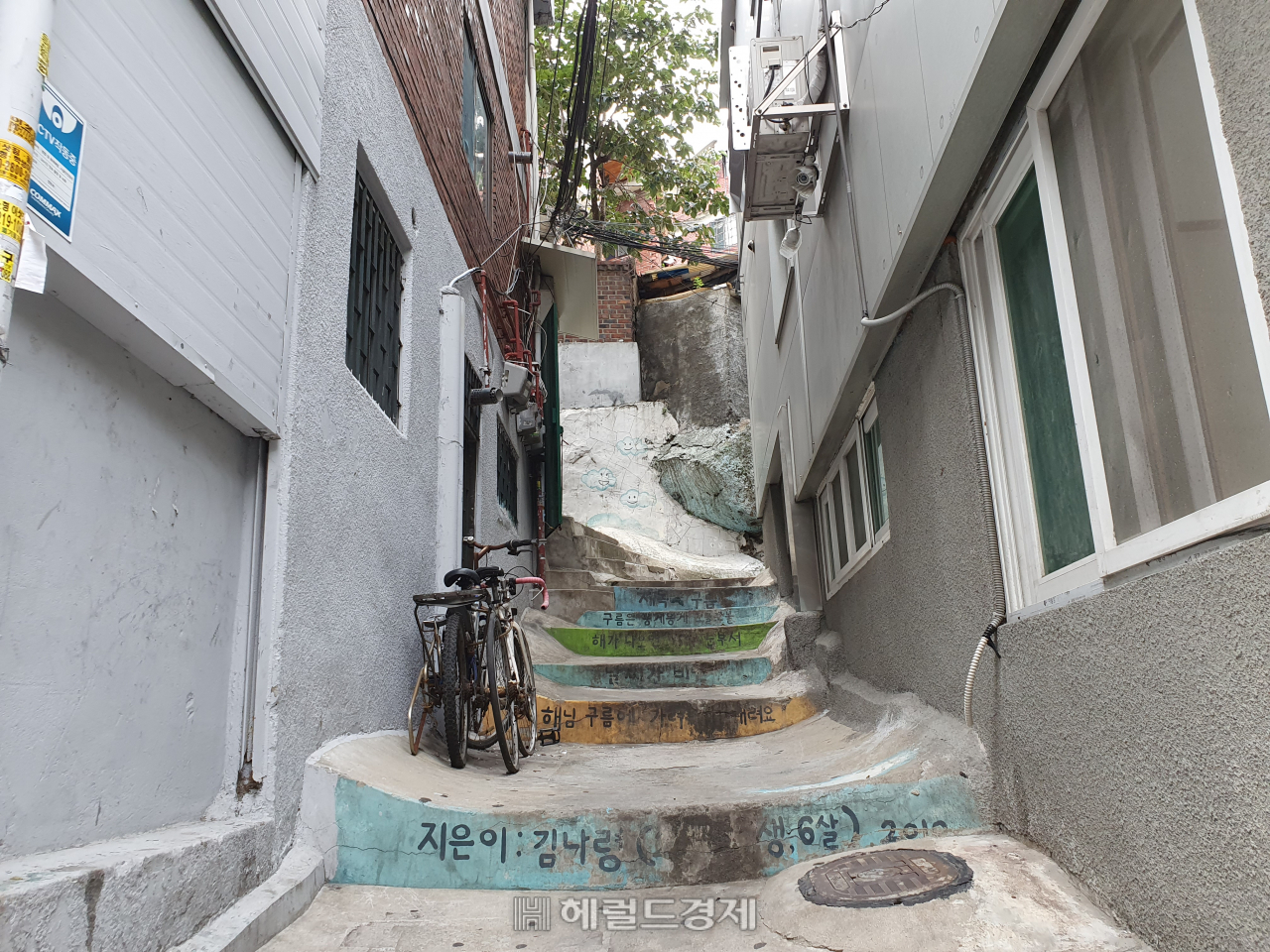 전임 서울시장 때 진행됐던 도시재생사업의 일환인 벽화 그리기의 흔적. 창신동 곳곳에서 마주칠 수 있다. 이민경 기자.