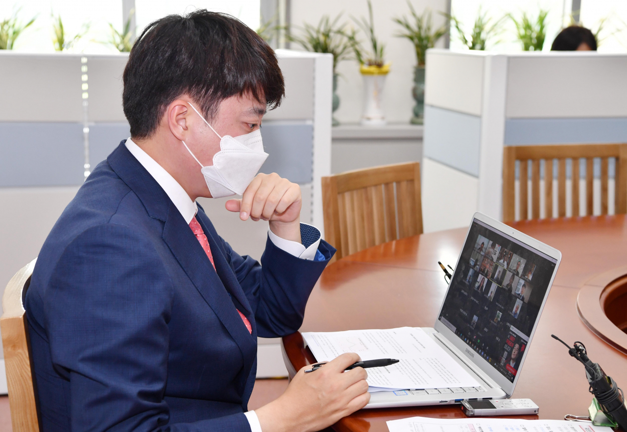 국민의힘 이준석 대표가 2일 국회 당대표실에서 부동산시장 정상화 특별위원회 주최 '청년주거정책 간담회' 줌 화상회의에 참석, 인사말을 하고 있다. [연합]