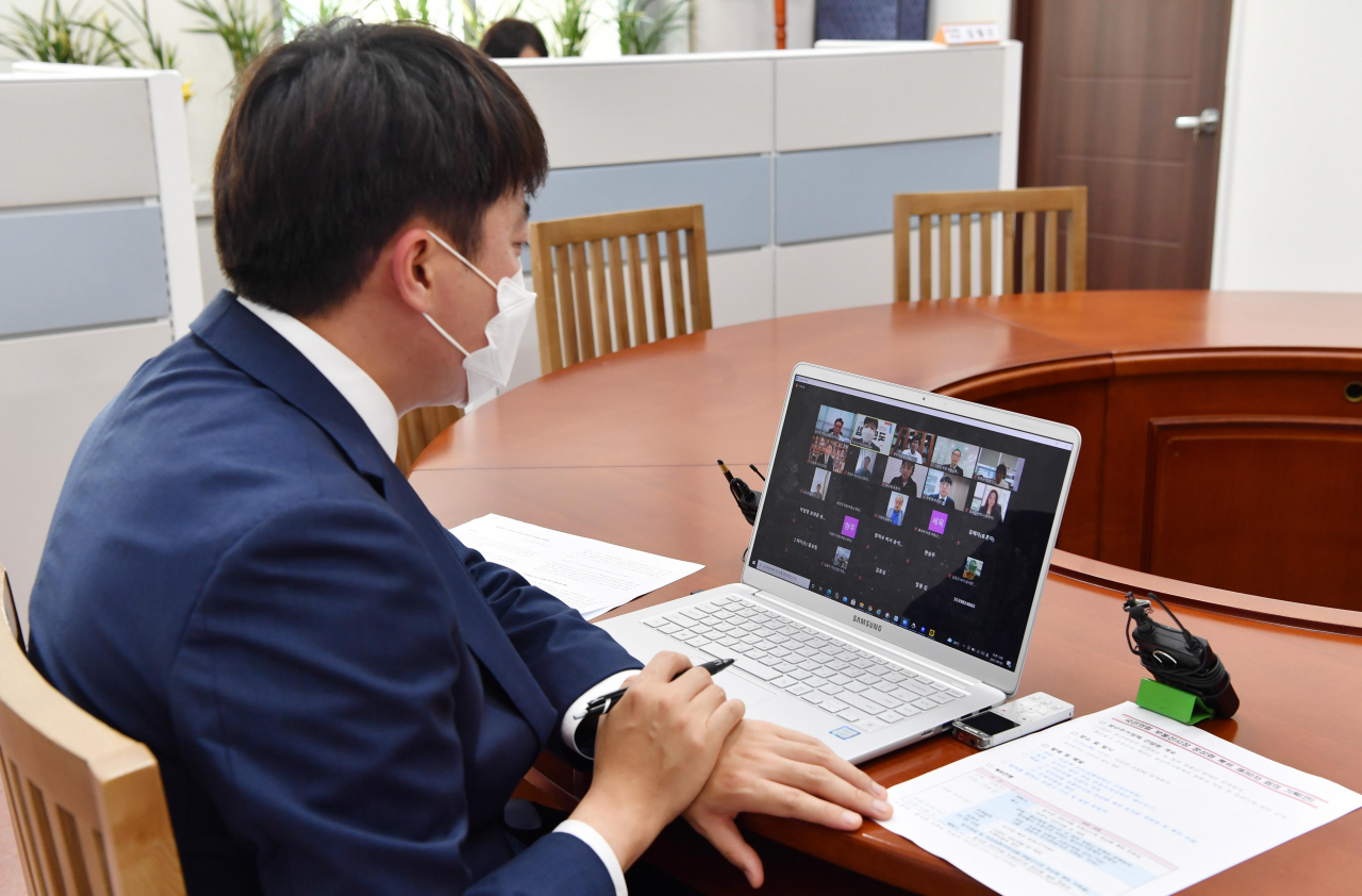 국민의힘 이준석 대표가 2일 국회 당대표실에서 부동산시장 정상화 특별위원회 주최 '청년주거정책 간담회' 줌 화상회의에 참석, 인사말을 하고 있다. [연합]