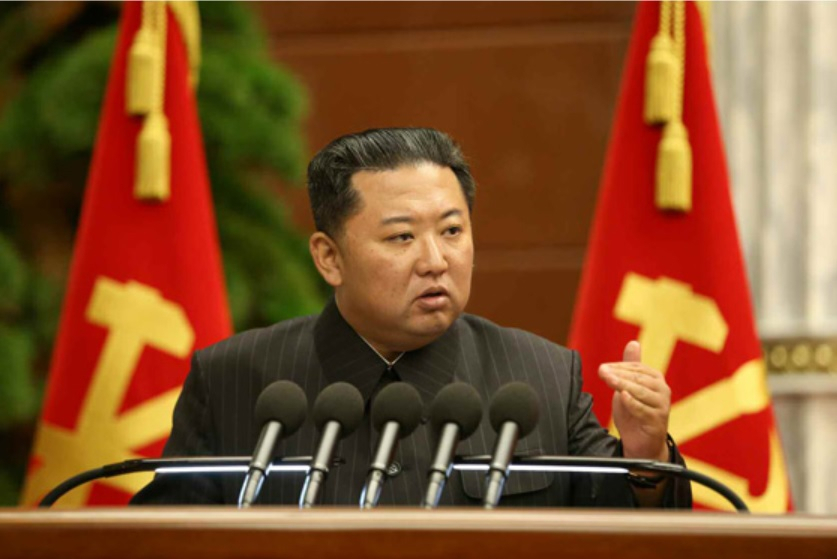북한 노동신문은 3일 김정은 국무위원장이 전날 당 중앙위원회 제8기 제3차 정치국 확대회의를 주재했다며 재해 대응과 코로나19 방역, 생필품 생산, 식량문제 등에 대해 논의했다고 보도했다. 이날 회의 때는 김영철 당 통일전선부장과 리선권 외무상, 박정천 군 총참모장 등이 주석단에 모습을 드러내지 않아 주목된다. [헤럴드DB]