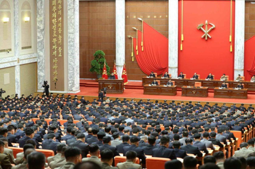 북한 노동신문은 3일 김정은 국무위원장이 전날 당 중앙위원회 제8기 제3차 정치국 확대회의를 주재했다며 재해 대응과 코로나19 방역, 생필품 생산, 식량문제 등에 대해 논의했다고 보도했다. 이날 회의 때는 김영철 당 통일전선부장과 리선권 외무상, 박정천 군 총참모장 등이 주석단에 모습을 드러내지 않아 주목된다. [헤럴드DB]