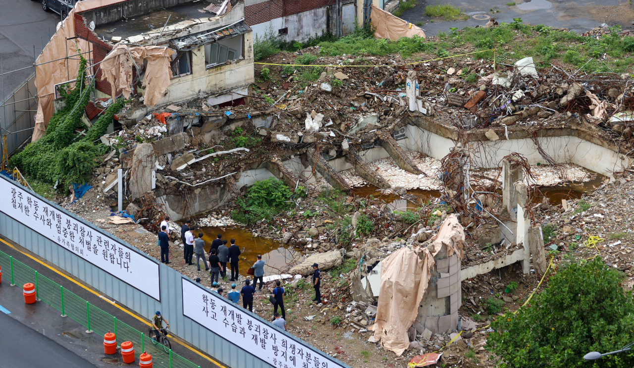 17명의 사상자를 낸 광주 동구 학동 4구역 재개발 사업지의 철거건물 붕괴참사 현장에서 법원의 현장검증이 열리고 있다. [연합]