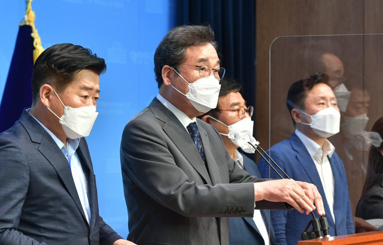 더불어민주당 대권주자인 이낙연 전 대표가 2일 서울 여의도 국회 소통관에서 국민의힘 대권주자인 윤석열 전 검찰총장을 규탄하는 기자회견을 하고 있다. [연합]